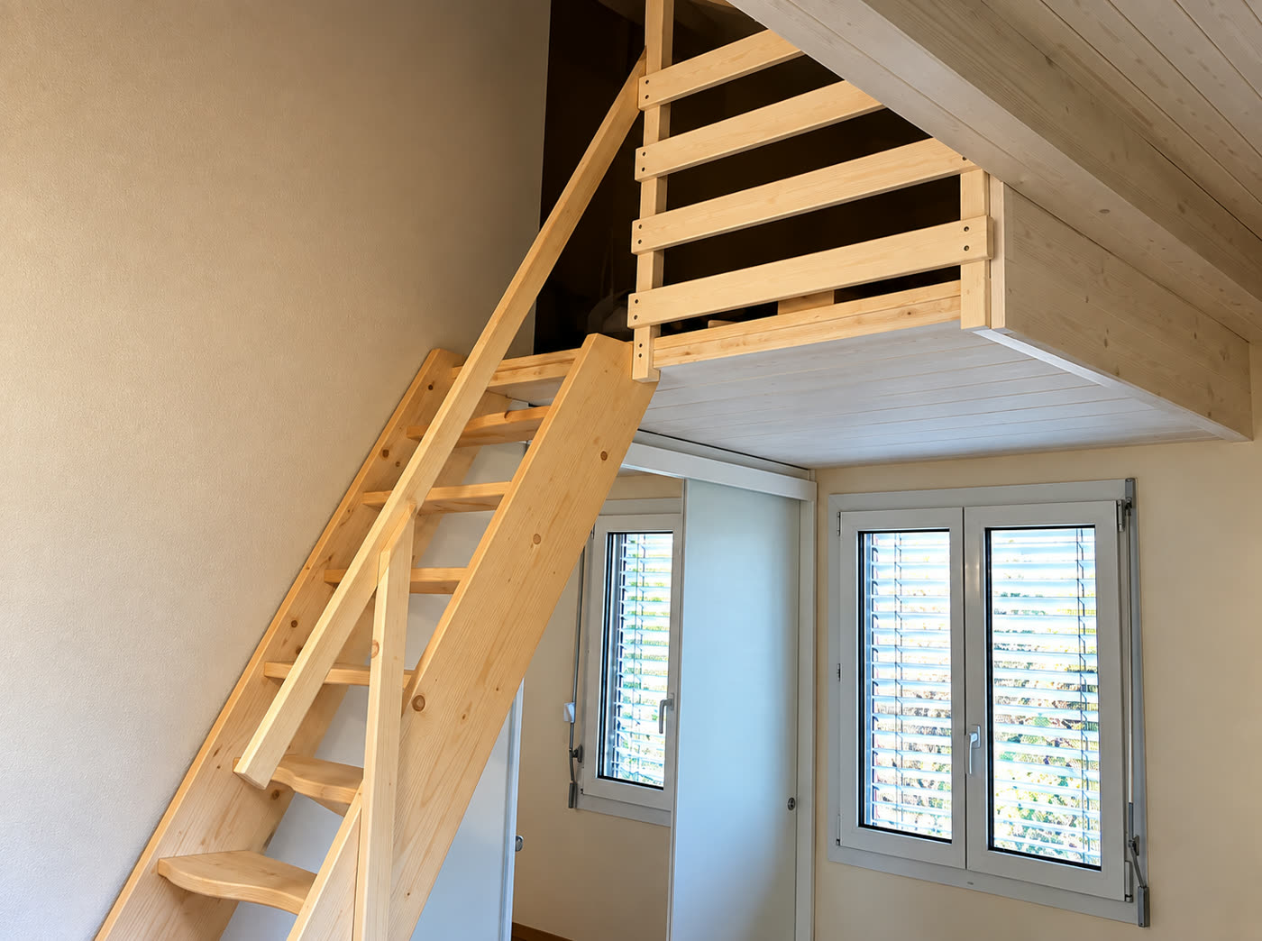 Escalier en bois vers une mezzanine
