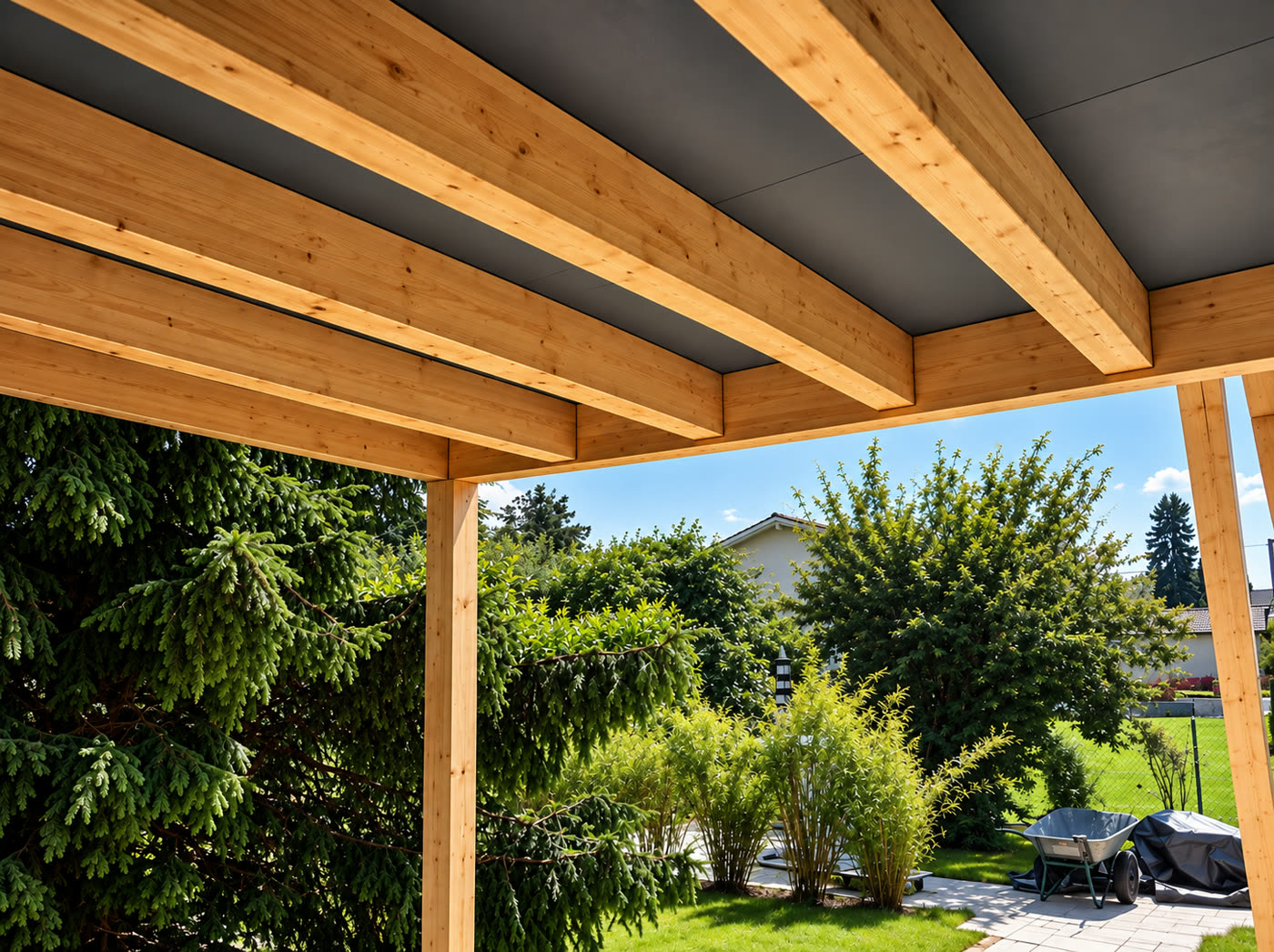 Pergola en bois au-dessus d'un jardin