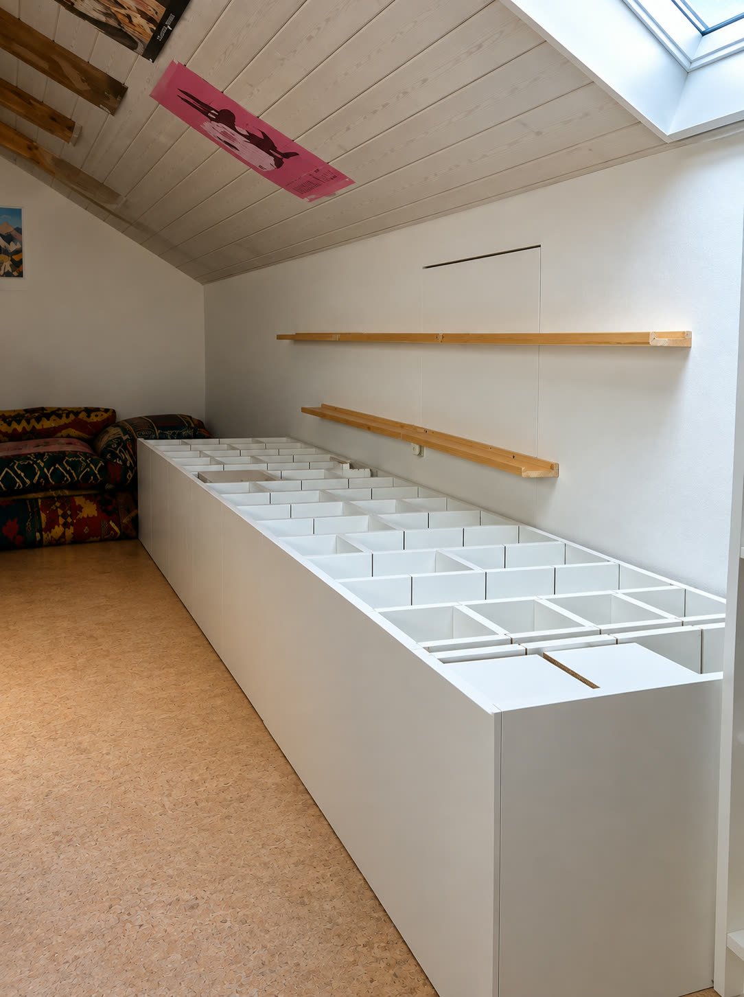 Rangements blancs sur mesure sous les combles